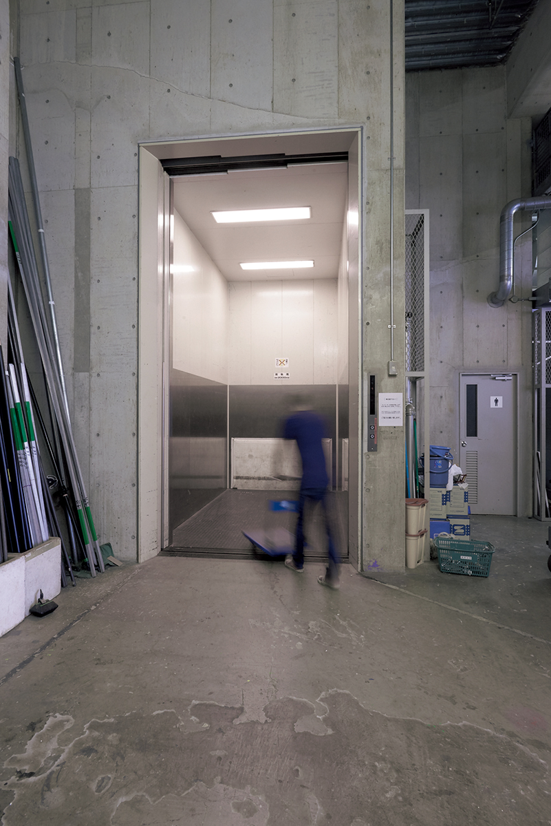 地下Y2 st へのエレベーターは高さ 4 メートル、建て込み用大型パネルも運搬可能。