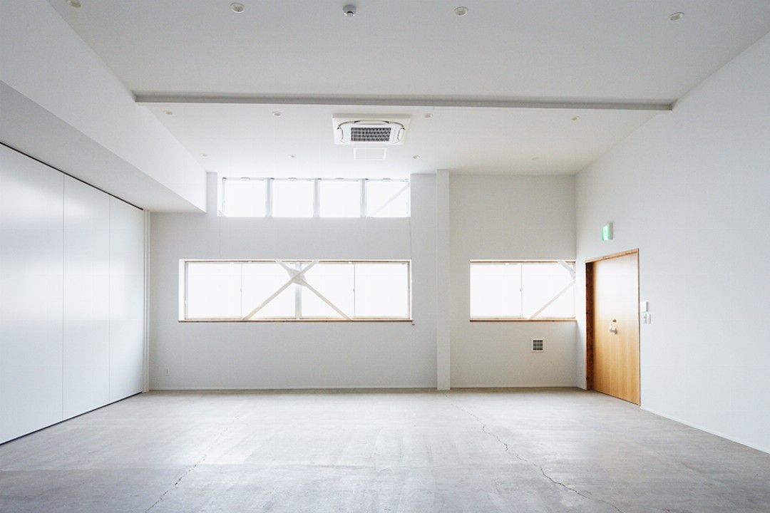 東京 新木場 Studio Casica Studio B 白壁とコンクリート床のシンプルなスタジオ レンタル撮影スタジオ検索 Studio Data Base
